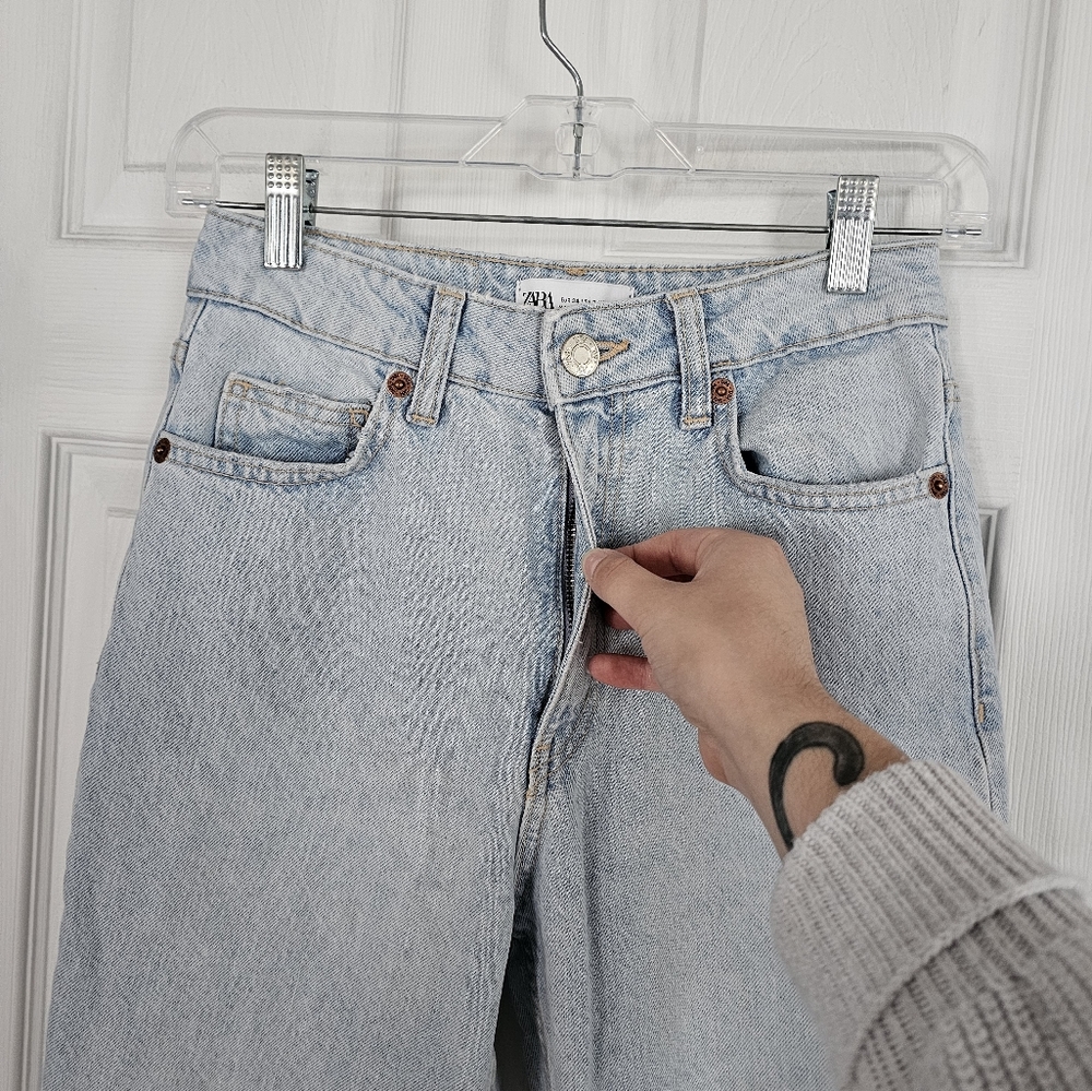 Zara High Rise Ripped Light Wash Straight Leg Mom Jeans Size 2 - Picture 4 of 5